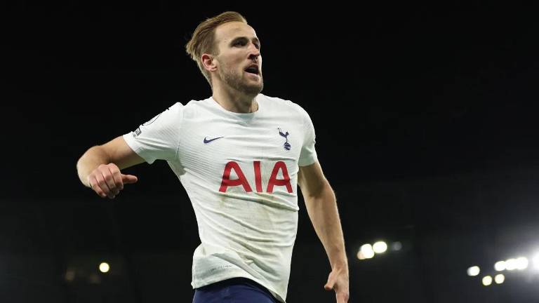 Harry Kane marca dos goles por el Tottenham Hotspur.