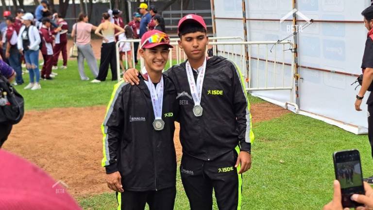 Joan Placencia y Emanuel Cedano, con sus medallas de plata de la Olimpiada Nacional Conade 2025 de beisbol.