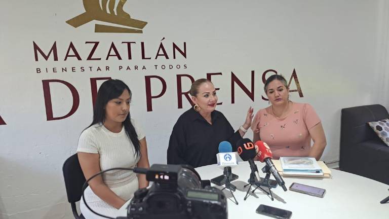 Conferencia de prensa de dos agentes de la Policía Municipal de Mazatlán que el Gobierno se niega a pensionar.