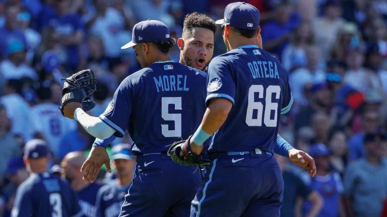 Christoper Morel es felicitado por sus compañeros una vez que se concretó el triunfo de los Cachorros.