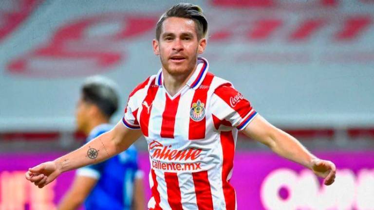 Jesús Angulo, de Chivas, entre los sinaloenses convocados en la prelista.