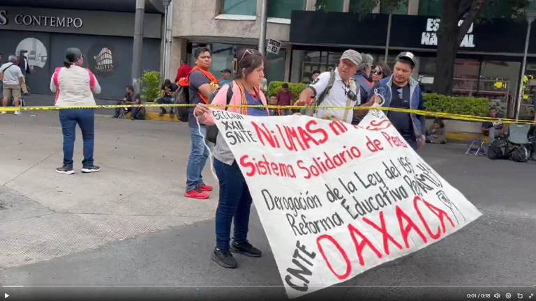 Integrantes de la CNTE cerraron el Circuito Interior y Reforma, en CDMX.