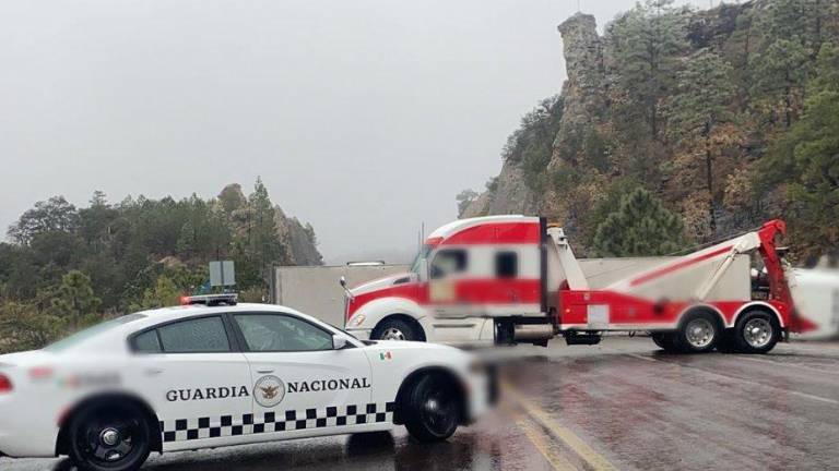 Autoridades mantuvieron vigilancia en carreteras de Durango ante las condiciones climáticas.