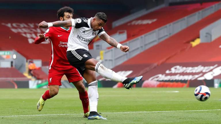 Mario Lemina anota el gol del Fulham.