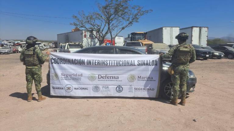 Autoridades aseguraron un vehículo presuntamente blindado, junto con cartuchos, cargadores y otros materiales en la colonia Lico Velarde.
