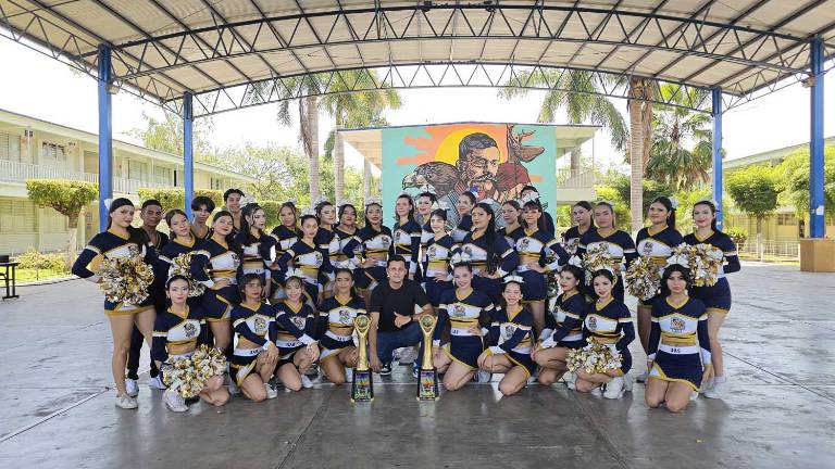 El equipo de porristas “Águilas UAS” de la Unidad Académica Preparatoria Emiliano Zapata presume sus logros.