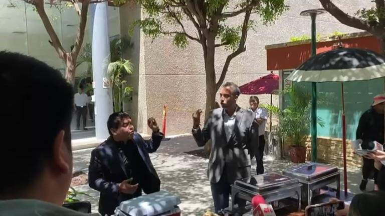 En el Congreso del Estado, el Diputado Pedro Villegas Lobo repartió tacos a manera de protesta por el gasto de 18 millones de pesos que hizo la UAS en 2020 para la compra de tortillas.