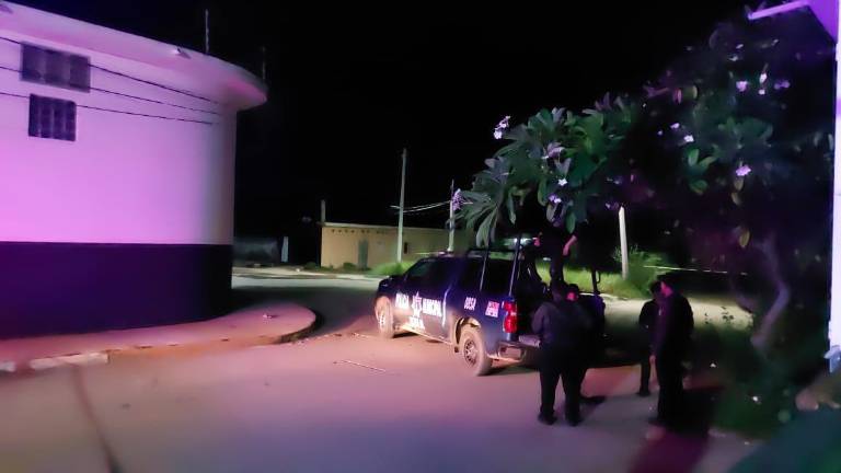 Corporaciones en Mazatlán revisa la zona donde ocurrió uno de los homicidios durante la noche del lunes.