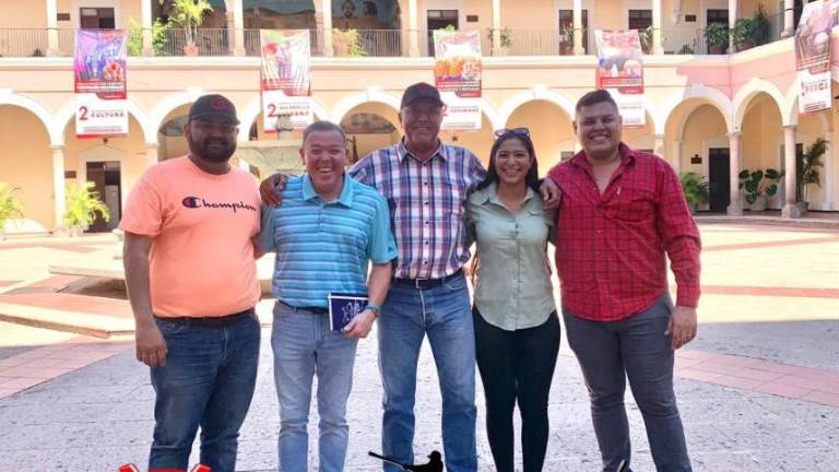 Los organizadores se reúnen para ultimar detalles del evento.