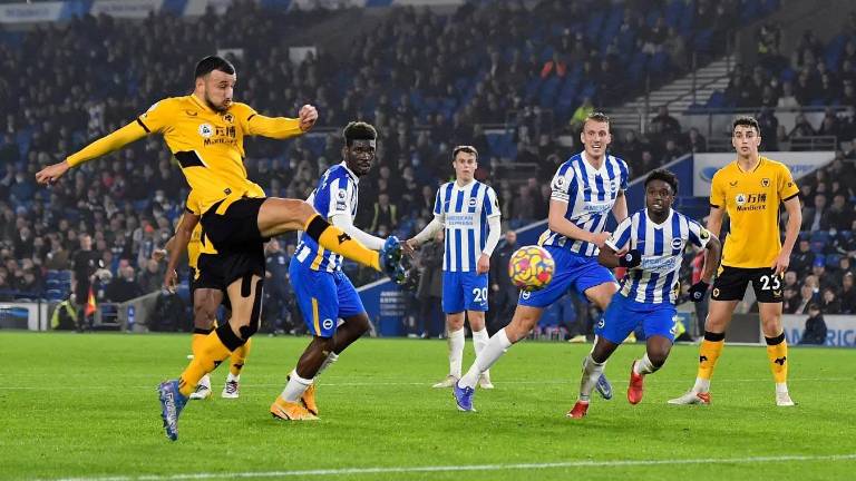 Romain Saiss da el triunfo a los Wolves.