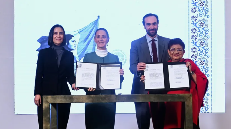 La Presidenta de México firmó ambos decretos después de su aprobación en el Congreso de la Unión.