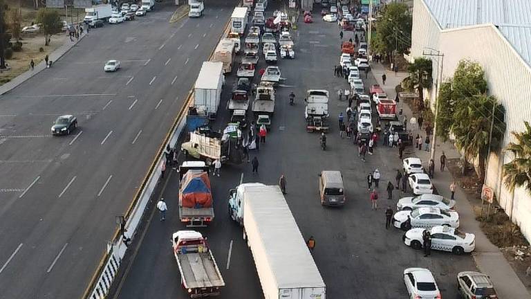 Protestas de transportistas y de la Secretaría de Salud ocasionan caos en carreteras aledañas al Estado de México y Ciudad de México.