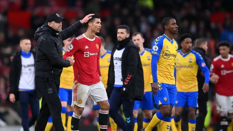 Cristiano Ronaldo se va desconsolado tras el empate.