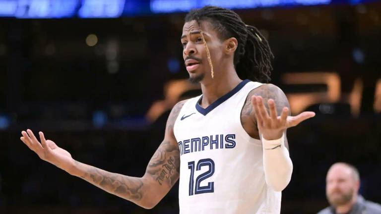 Ja Morant regresó de su suspensión, pero una lesión evitará que termine la temporada regular.