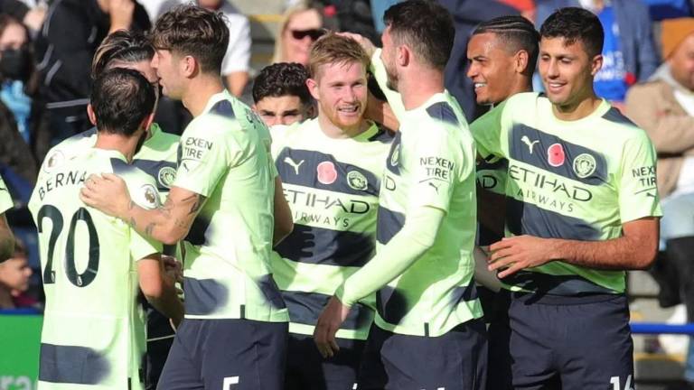 Kevin De Bruyne es felicitado por su gol.