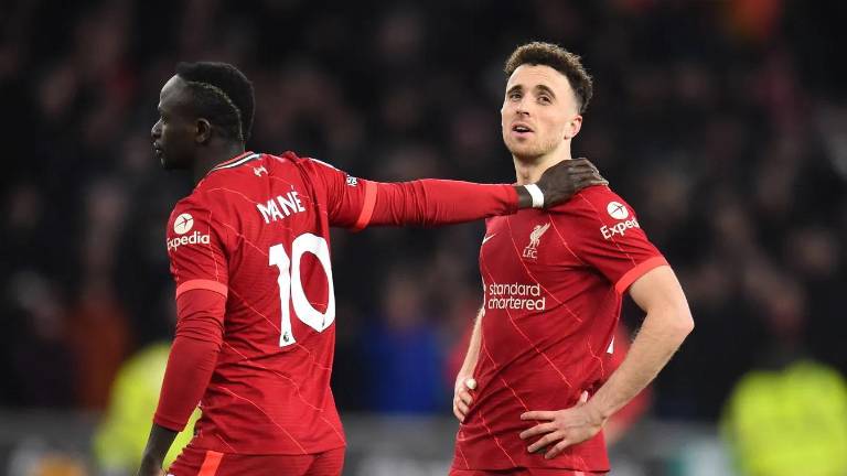 Sadio Mané intenta consolar a Diogo Jota.
