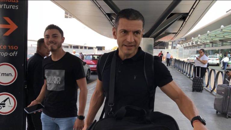 Jimmy Lozano entró de manera pausada al hotel de concentración para dar tiempo a las cámaras de seguir su recorrido.
