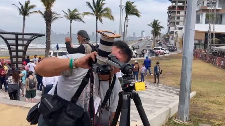 Astrofotógrafos exhortan al público a que disfruten y no traten de desperdiciar los minutos buscando hacer una foto.