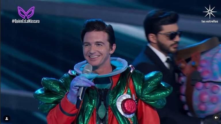 El actor y cantante Drake Bell era ‘Bebé Alien’ y fue expulsado de ‘¿Quién es la máscara?’.