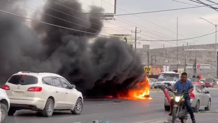 La camioneta en la que viajaba Ernesto Vázquez Reyna quedó incendiada sobre el bulevar Hidalgo, en Reynosa.