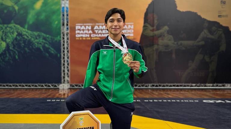 Juan Diego García muestra su medalla de oro.