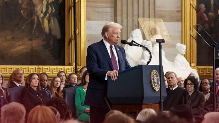Un juez federal de Estados Unidos ordena bloquear la orden de Donald Trump de quitar la ciudadanía por nacimiento.
