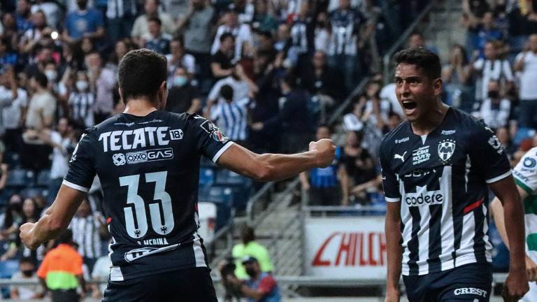 Luis Romo (der.) marca el gol de Rayados.