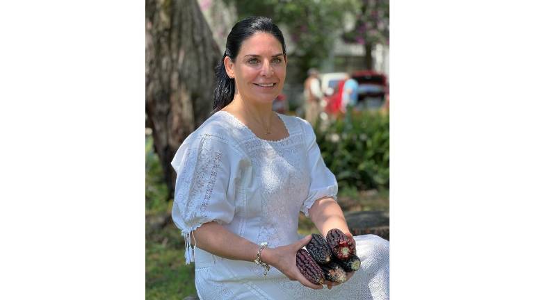 La chef sinaloense Zahie Téllez es reconocida con el nombramiento de “H 303 Zahie” a un híbrido trilineal de maíz azul.