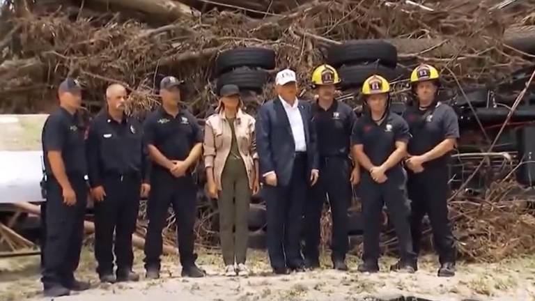 Donald y Melania Trump visitaron Kerrville para reunirse con autoridades y familiares de las víctimas.