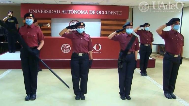 En un video editado de la toma de protesta del nuevo Rector, se ven alumnos participando en el evento.