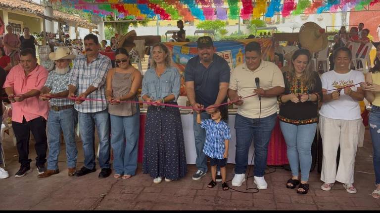 El tianguis gastronómico y artesanal de La Noria celebró su séptimo aniversario con la participación de emprendedores y autoridades.