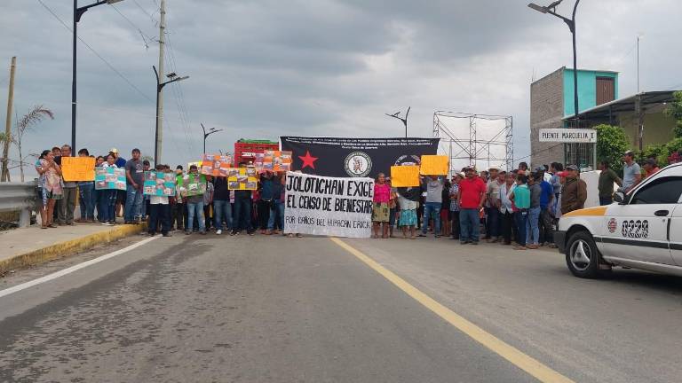 Los manifestantes realizaron un bloqueo en la carretera federal Acapulco-Pinotepa Nacional.