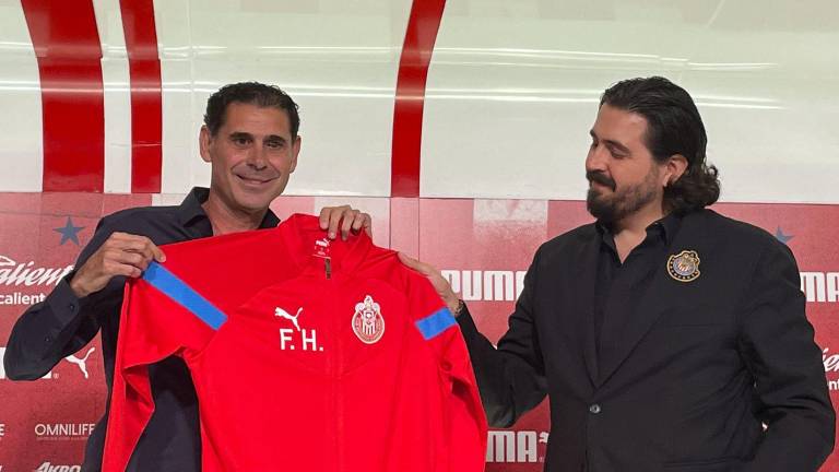 Fernando Hierro es presentado por Amaury Vergara.