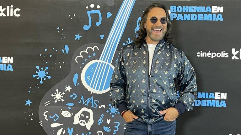 Marco Antonio Solís invita a sus seguidores a vacunarse contra el Covid-19, de manera cómica.