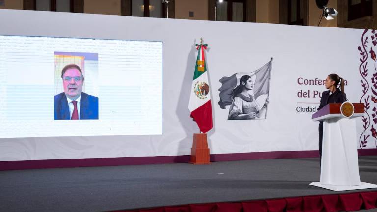 El Secretario de Economía Marcelo Ebrard en un enlace en la conferencia con la Presidenta Claudia Sheinbaum Pardo.