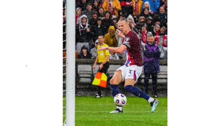 Erling Haaland marca el tercer gol de los noruegos.