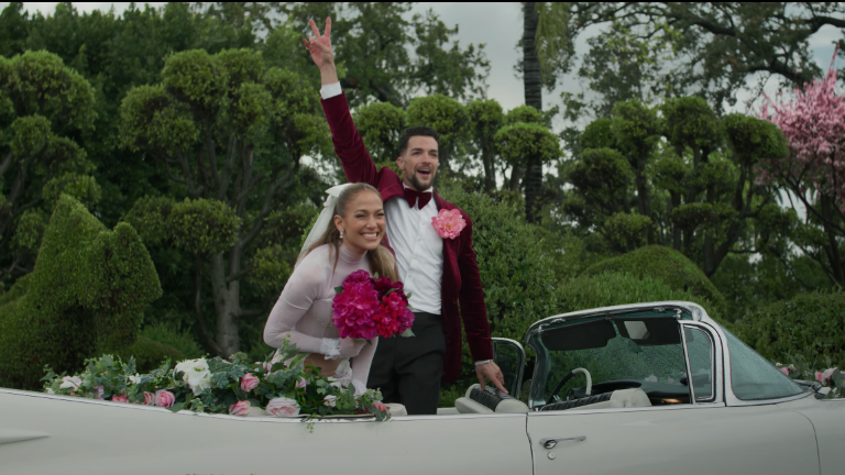 Jennifer López se divierte en su nuevo video musical titulado Can’t Get Enough.