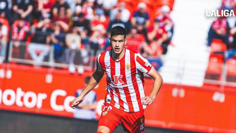 César Montes jugó 80 minutos por el Almería.