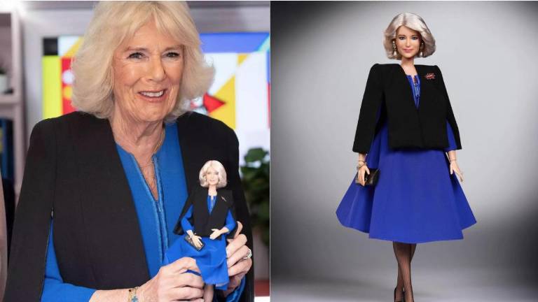 La Reina Camila recibe su propia muñeca Barbie.