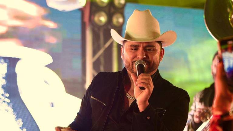 Larry Hernández comienza su gira con un concierto en Phoenix, Arizona.