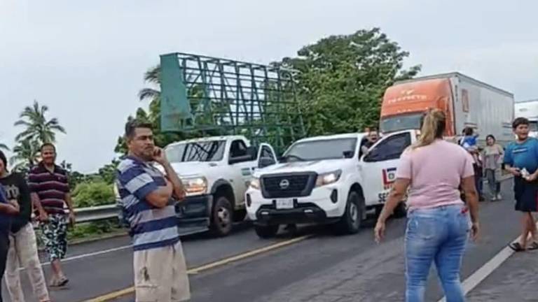 Tras más de 34 horas sin energía eléctrica, vecinos de la sindicatura de Palmillas, Escuinapa, decidieron bloquear la autopista Mazatlán-Tepic como medida de presión ante la falta de respuesta de autoridades.