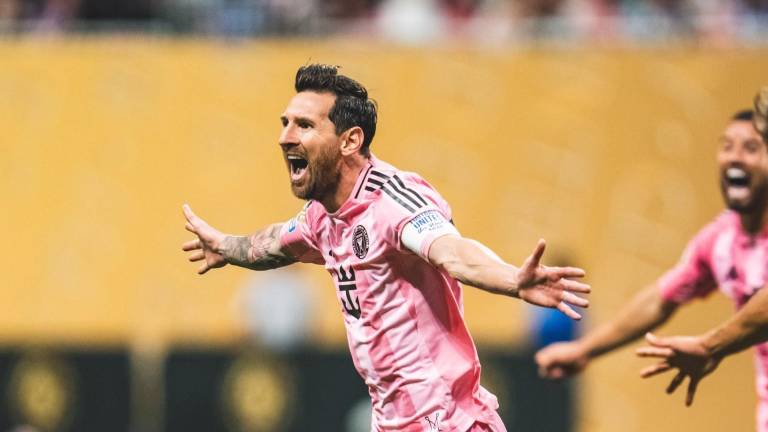 Lionel Messi anota golazo.