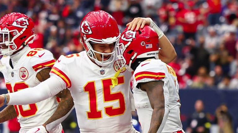 Patrick Mahomes celebra con sus compañeros.