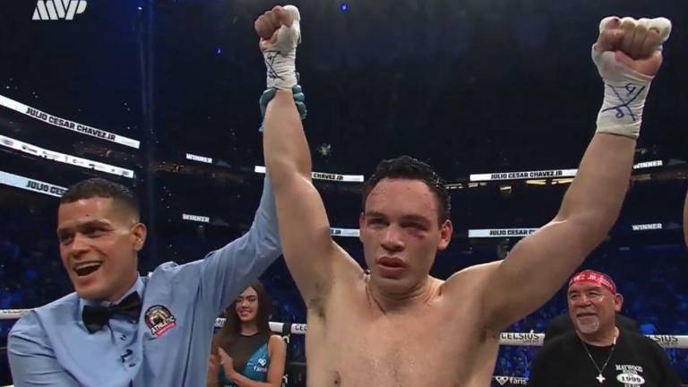 Julio César Chávez Jr. gana en su retorno al cuadrilátero.