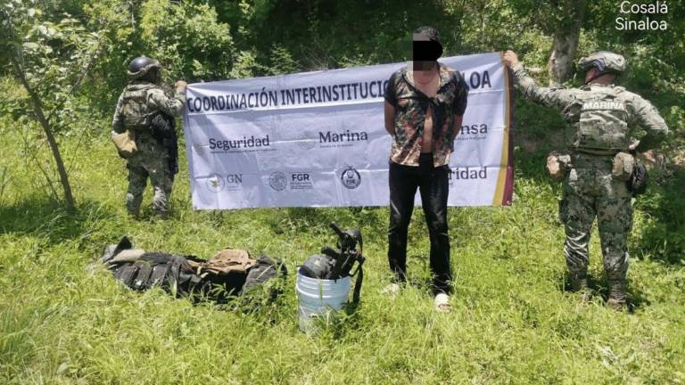 Detienen a un civil, le aseguran armamento y equipo táctico en Cosalá