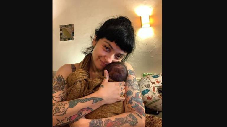 ‘Primeriza, despeinada y trasnochada’, así presenta Mon Laferte por primera vez a su bebé