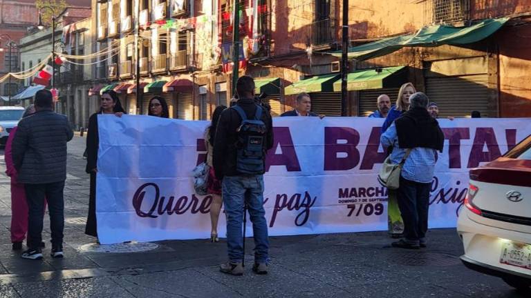 Colectivos de Sinaloa se manifiestan en Palacio Nacional.