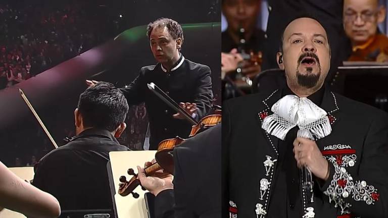 Miguel Salmón del Real dirige la orquesta en la interpretación del Himno Nacional Mexicano con Pepe Aguilar el inicio de México Siglo XXI.