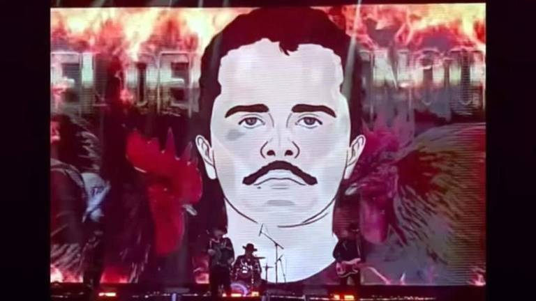 La imagen de Nemesio Oseguera Cervantes, “El Mencho”, es proyectada en un concierto en la Universidad de Guadalajara.