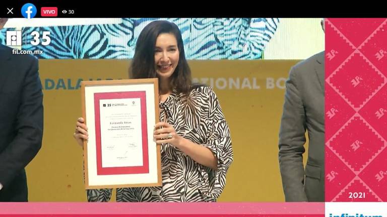 Fernanda Trías al recibir el Premio de Literatura Sor Juana Inés de la Cruz en la FIL de Guadalajara.